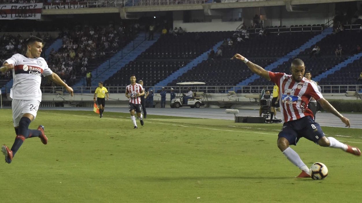 Freddy Hinestroza rematando ante la marca de Marcelo Herrera.