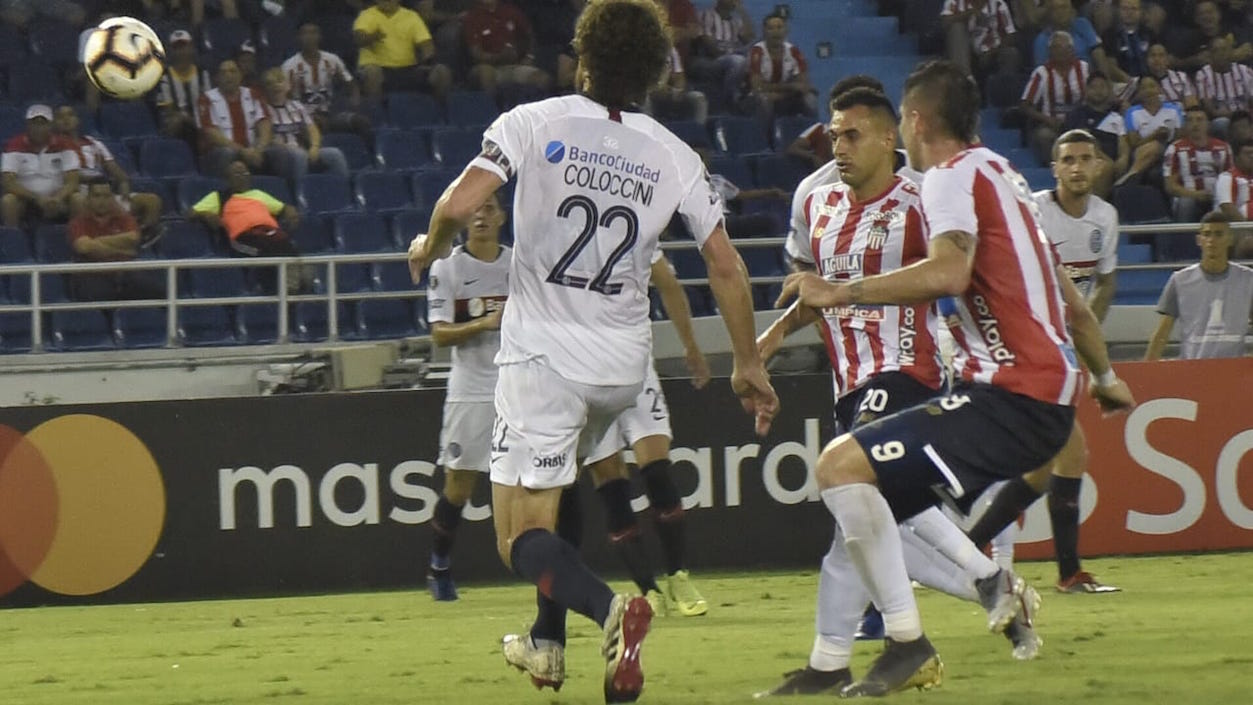 Marlon Piedrahita y Michael Rangel enfrentando la marca de Fabricio Coloccini.