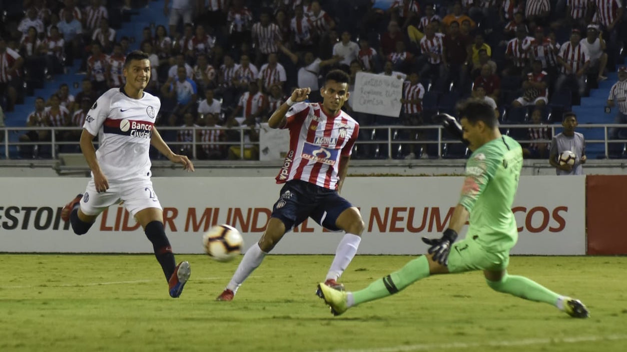 Luis Díaz rematando sin éxito frente a Fernando Monetti.