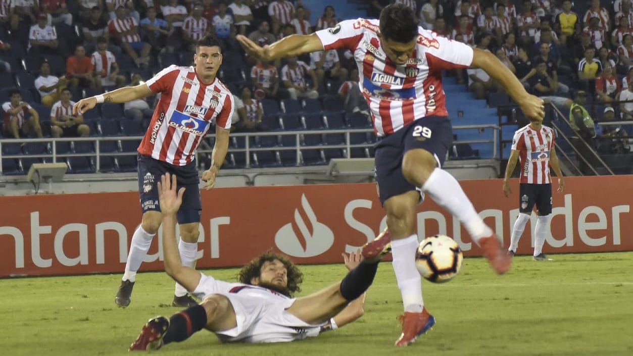 Teófilo Gutiérrez rematando al arco tras eludir a Fabricio Coloccini.