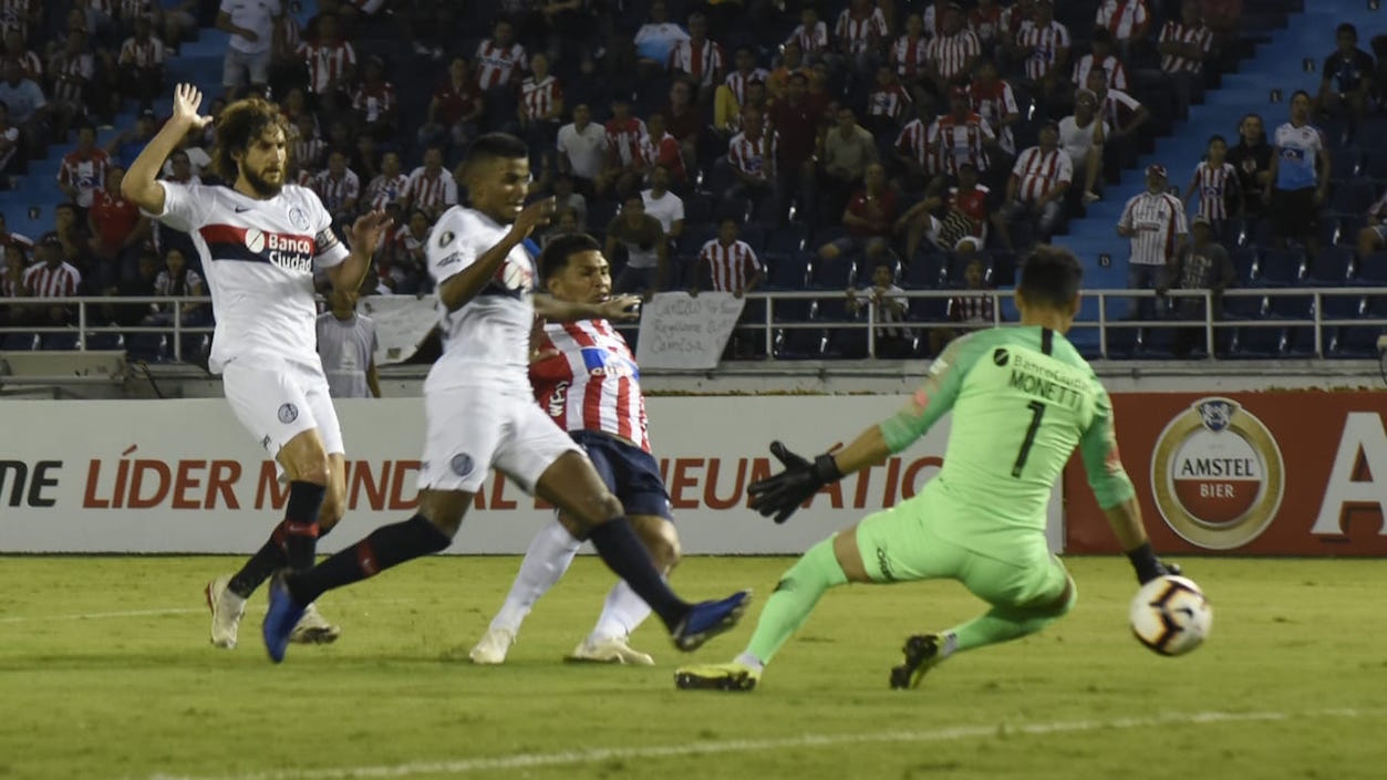 Fernando Monetti controlando un remate de Teófilo Gutiérrez.