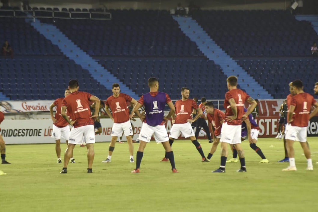 Jugadores de San Lorenzo en la cancha del Metropolitano en la previa del partido.