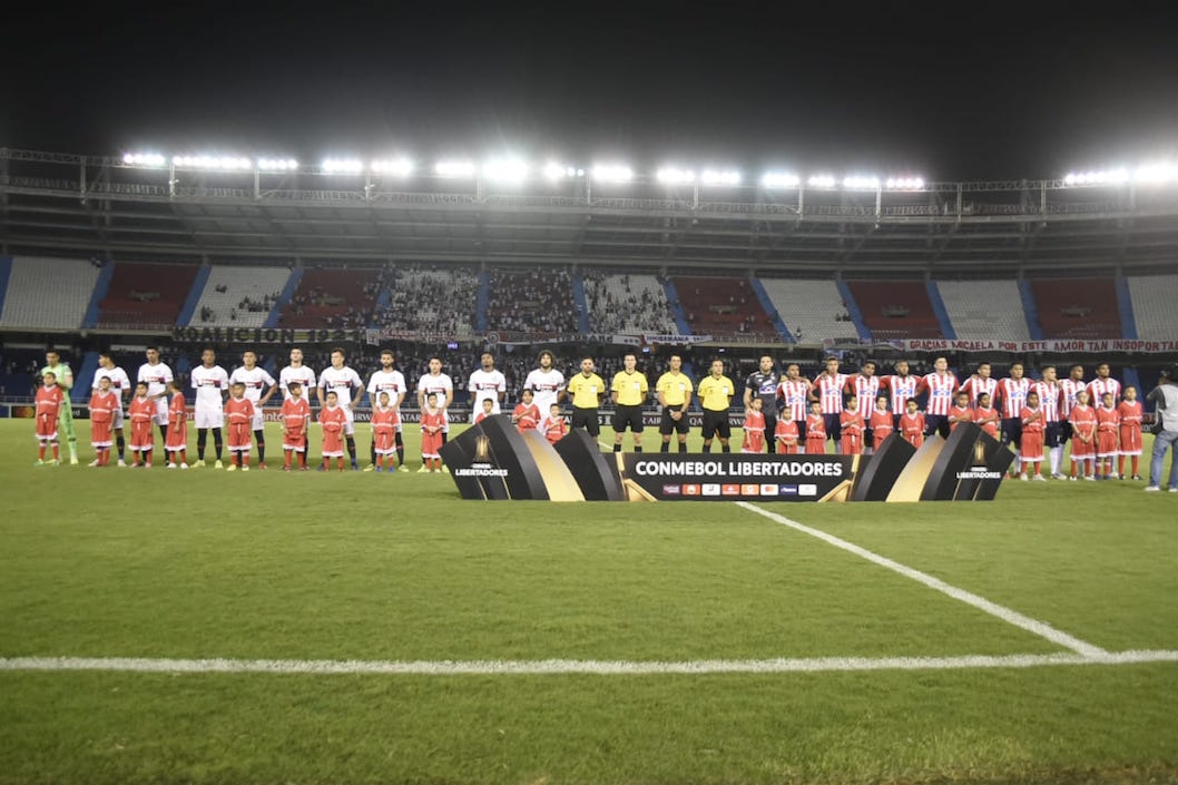 Los equipos durante los actos protocolarios.