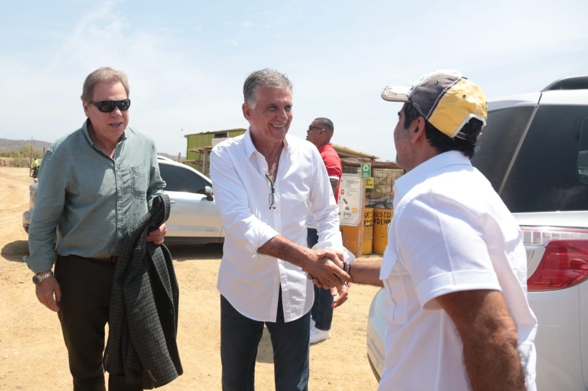 El presidente de la Federación Colombiana de Fútbol, Ramón Jesurún, el Alcalde Alejandro Char y el técnico de la Selección, Carlos Queiroz.