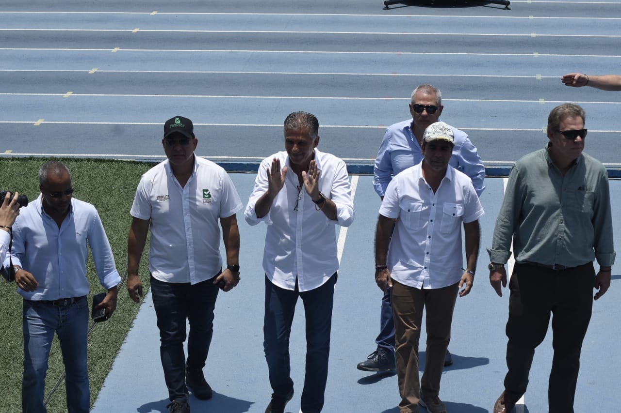 El técnico de la Selección Colombia, Carlos Queiroz, el Alcalde Alejandro Char y el presidente de la Federación Colombiana de Fútbol, Ramón Jesurún.