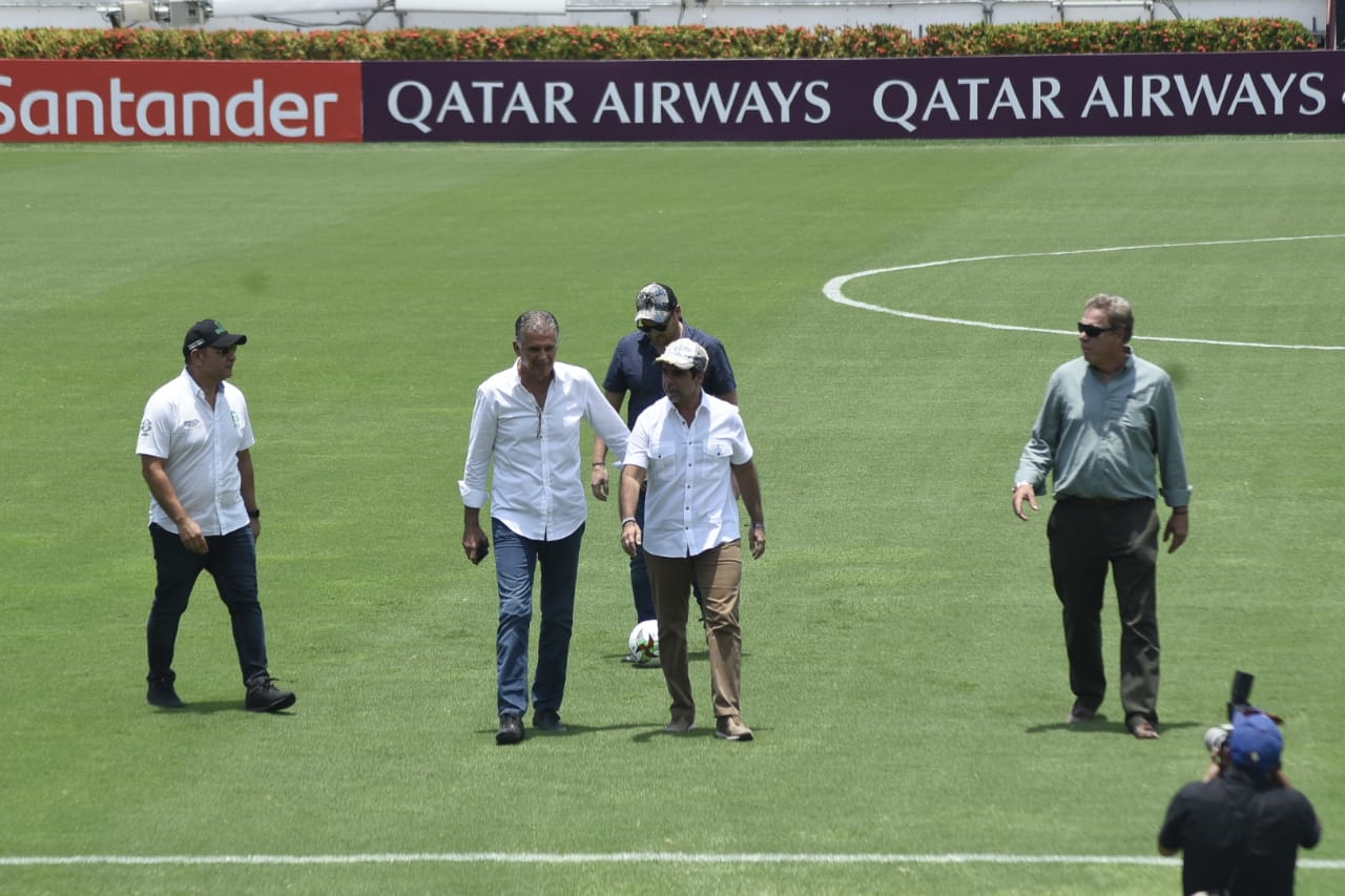 El técnico de la Selección Colombia, Carlos Queiroz, el Alcalde Alejandro Char y el presidente de la Federación Colombiana de Fútbol, Ramón Jesurún.