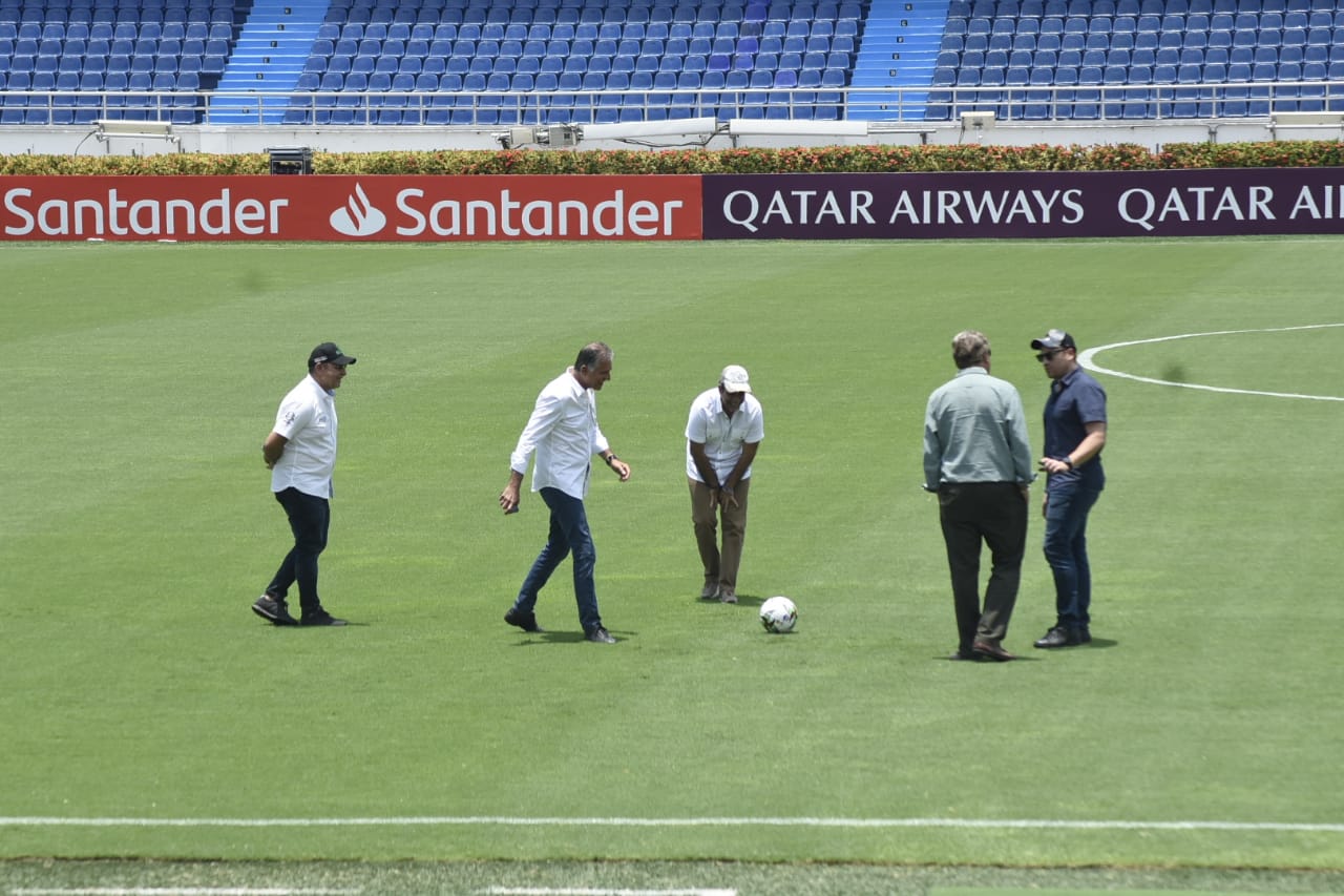 El técnico de la Selección Colombia, Carlos Queiroz, el Alcalde Alejandro Char y el presidente de la Federación Colombiana de Fútbol, Ramón Jesurún.
