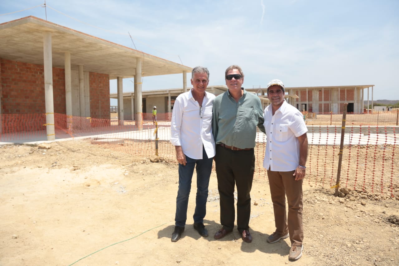 El presidente de la Federación Colombiana de Fútbol, Ramón Jesurún, el Alcalde Alejandro Char y el técnico de la Selección, Carlos Queiroz.