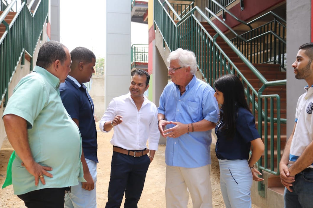 El Alcalde Joao Herrera Iranzo durante la visita a la Institución Educativa.