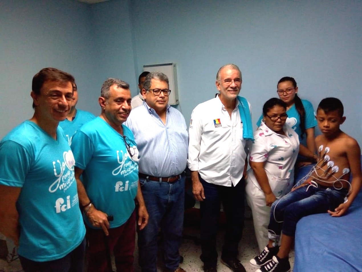 Prensa Gobernación El Gobernador Eduardo Verano, el Gerente del Cari, Ulahy Beltrán, y los médicos que participan de la jornada.