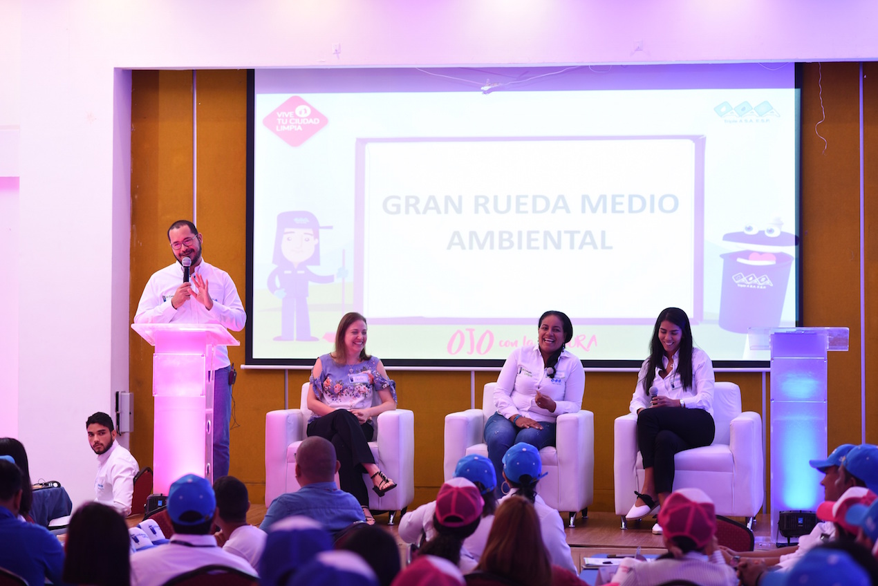 Carmelo Faillace, gerente comercial de Triple A; junto a Graciela Leguía y Annadheluz De Castro, directora de aseo y directora de mercadeo relacional, respectivamente, durante la instalación de la Rueda Medio ambiental.