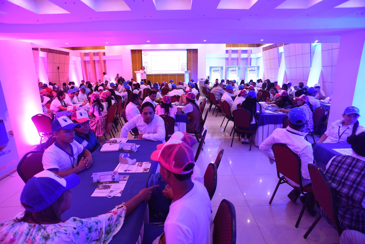 Docentes, estudiantes y funcionarios de Triple A durante el taller de creatividad, innovación y conciencia ambiental. 