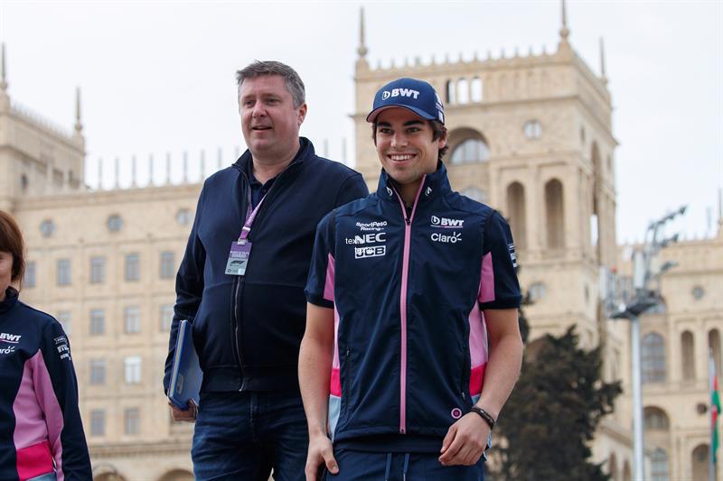 El piloto canadiense de la escudería Racing Point de Fórmula Uno, Lance Stroll (dcha), camina por el ''paddock'' del circuito de Bakú (Azerbaiyán).