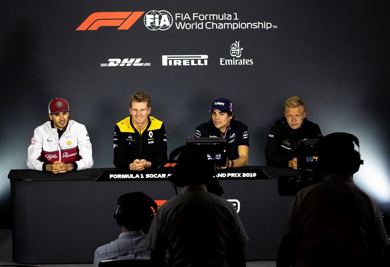 El piloto italiano de la escudería Alfa Romeo de Fórmula Uno, Antonio Giovinazzi (izda), el alemán de Renault Nico Hulkenberg (2i), el canadiense de Racing Point, Lance Stroll (2d), y el danés de Haas, Kevin Magnussen, ofrecen una rueda de prensa en el circuito de Bakú (Azerbaiyán). 