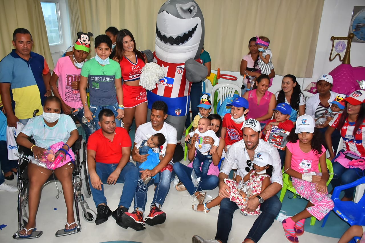 Teófilo Gutiérrez y Sebastián Viera con los niños internados en la clínica Bonnadona.