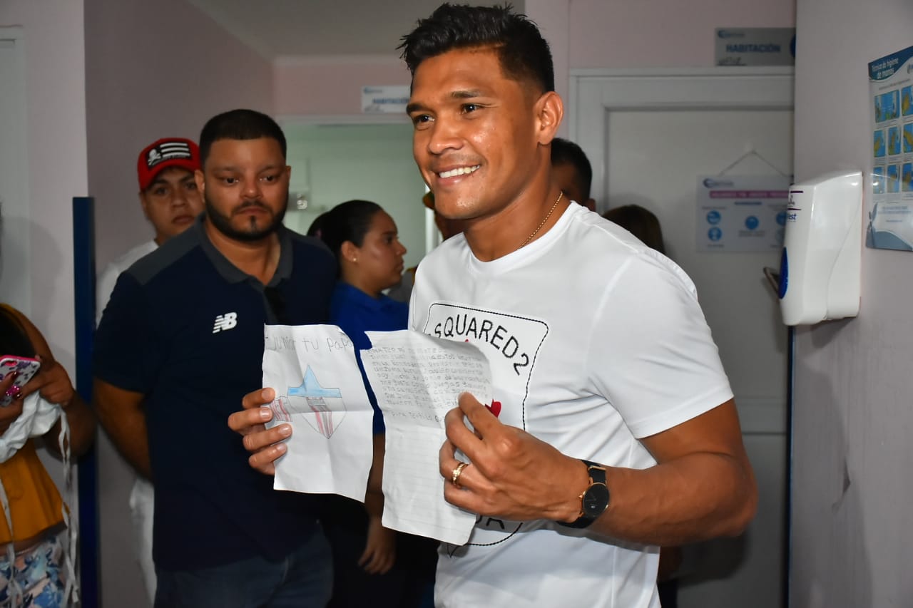 Teófilo Gutiérrez con la carta de Tomás. 