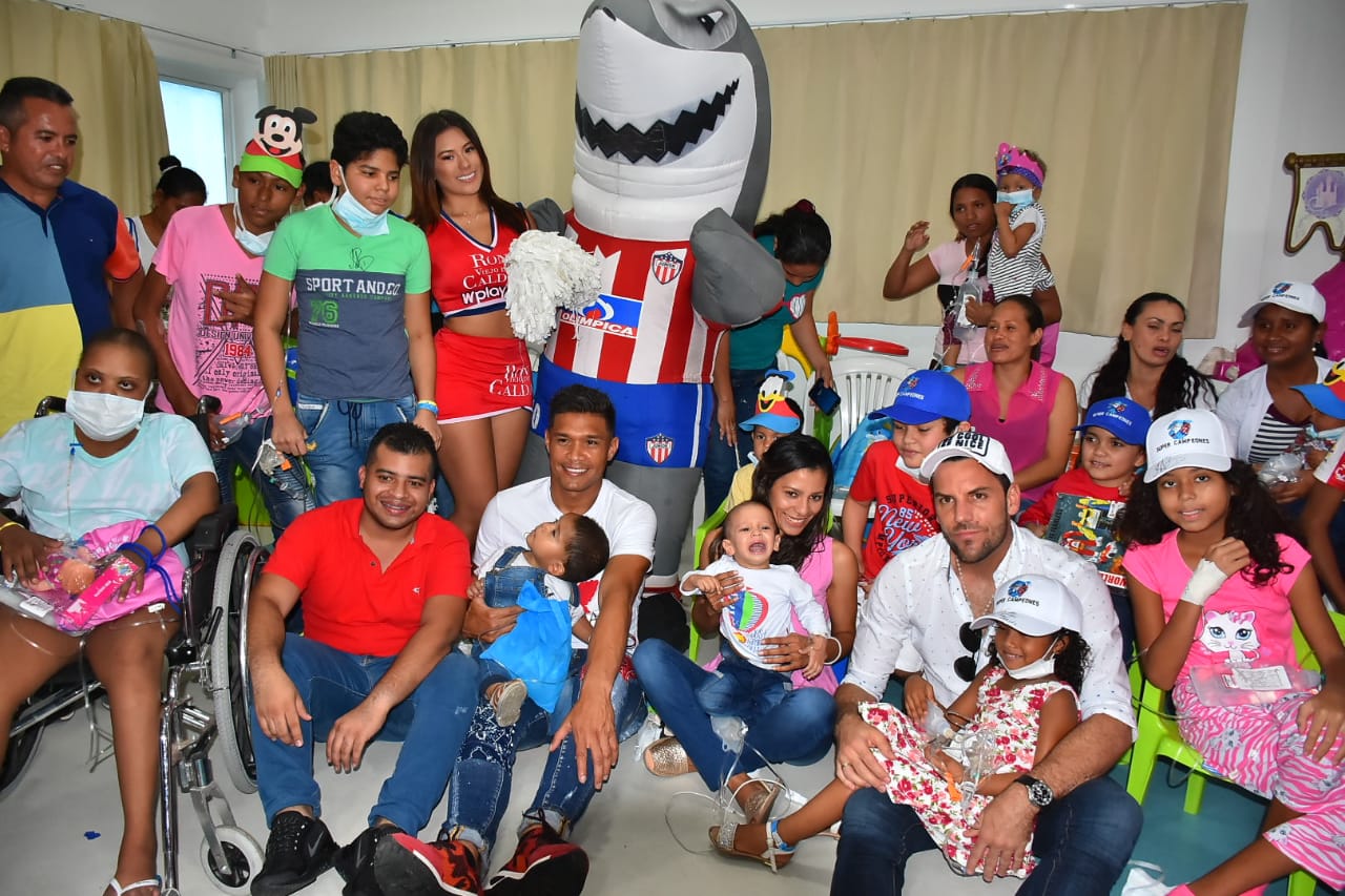 Teófilo Gutiérrez y Sebastián Viera con los niños. 