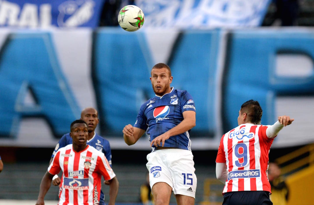 Felipe Jaramillo, autor del primer gol, despeja ante una llegada de Michael Rangel.