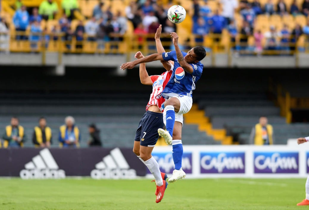 Sebastián Hernández disputando el balón en juego aéreo.