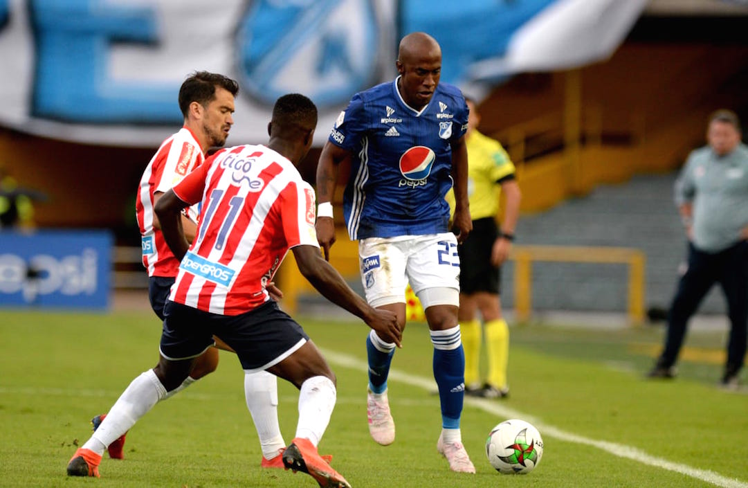 Daniel Moreno y Sebastián Hernández frente a la marca de Felipe Banguero.