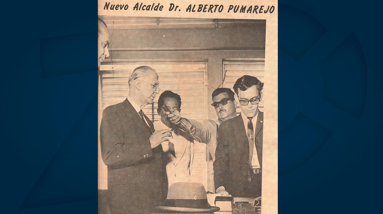 Archivo Personal. Gabriel Forero transmitiendo la posesión del alcalde de Barranquilla, Alberto Pumarejo en 1966.