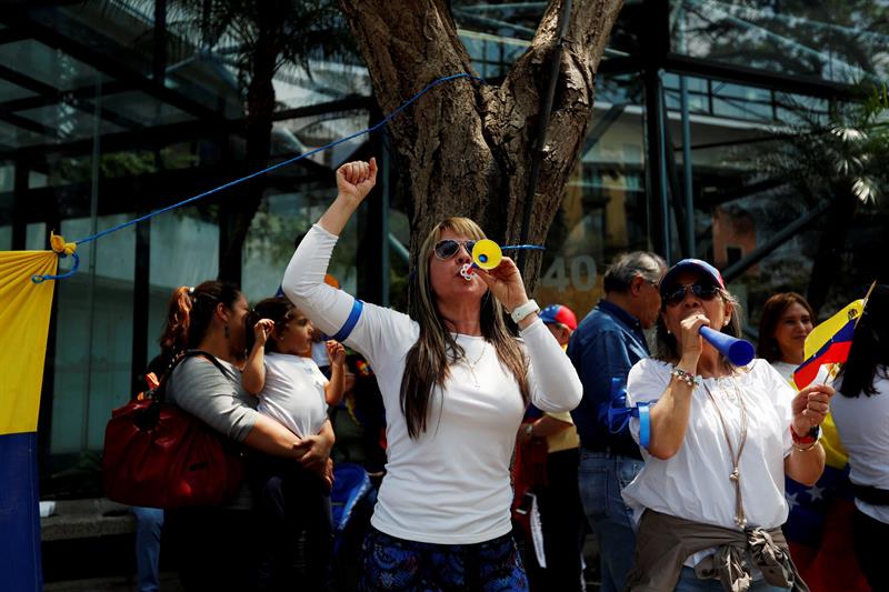 Venezolanos piden la salida de Nicolás Maduro del poder en Venezuela.