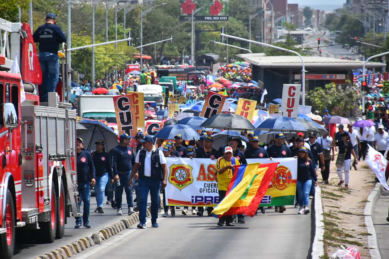 Marchantes por la calle Murillo en el Día del Trabajo.
