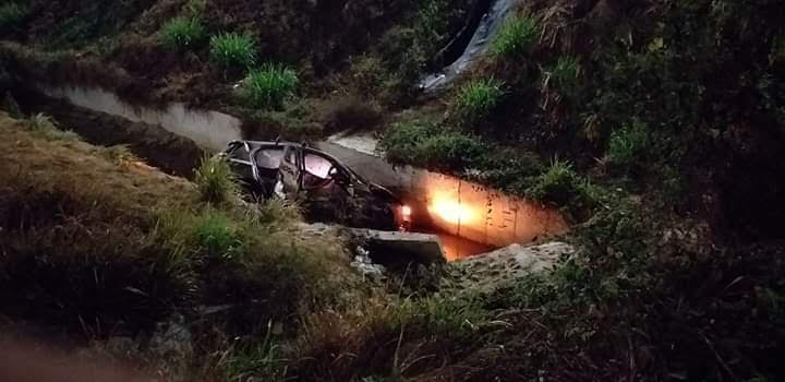 Cortesía. En esta cuneta quedó el vehículo que chocó contra una patrulla de la Policía.