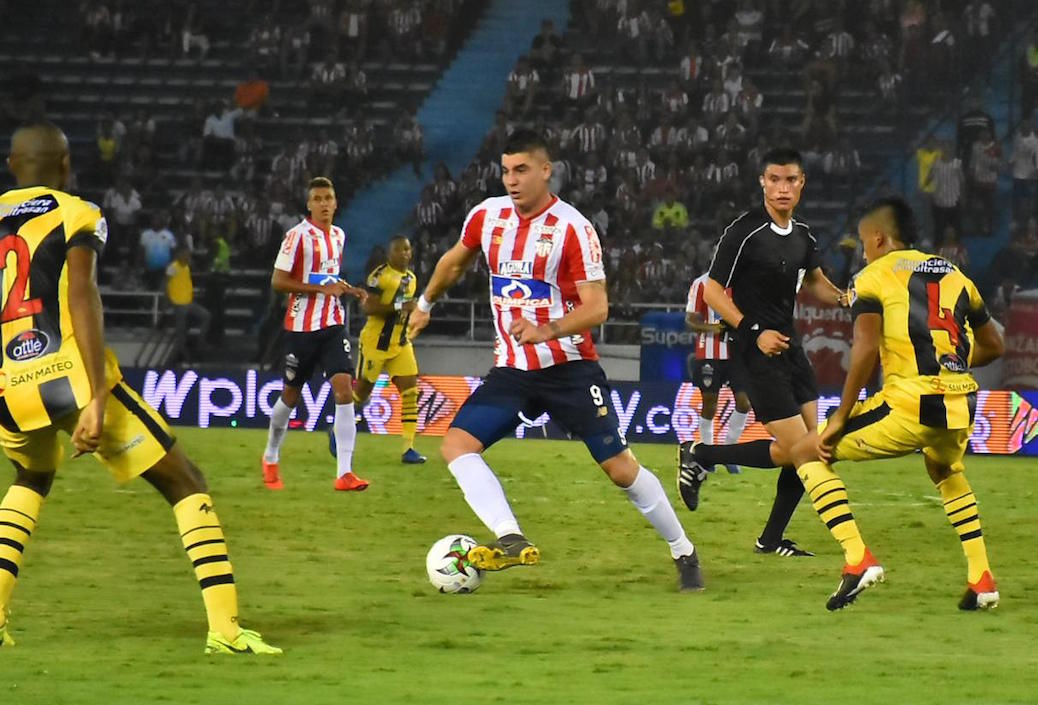 Michael Rangel intentando superar la marca de Juan Mancilla y Luciano Ospina.