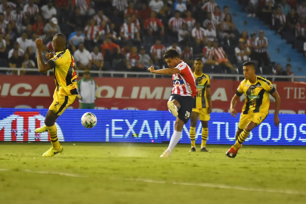 Teófilo Gutiérrez rematando al arco.