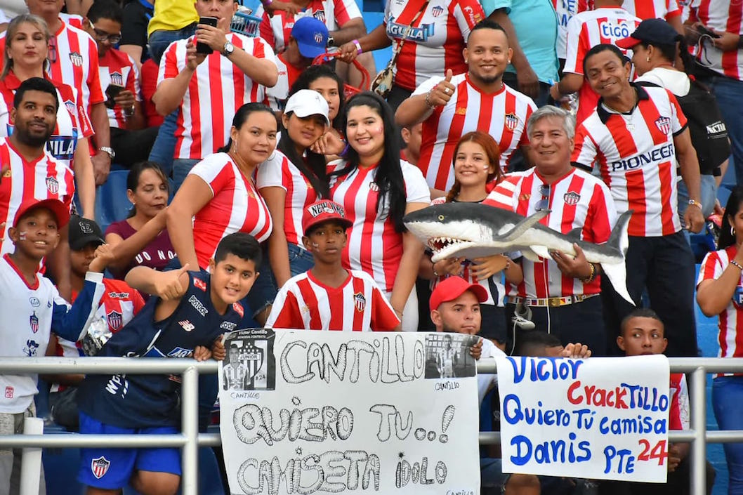 Seguidores de Víctor Cantillo animando en la tribuna.