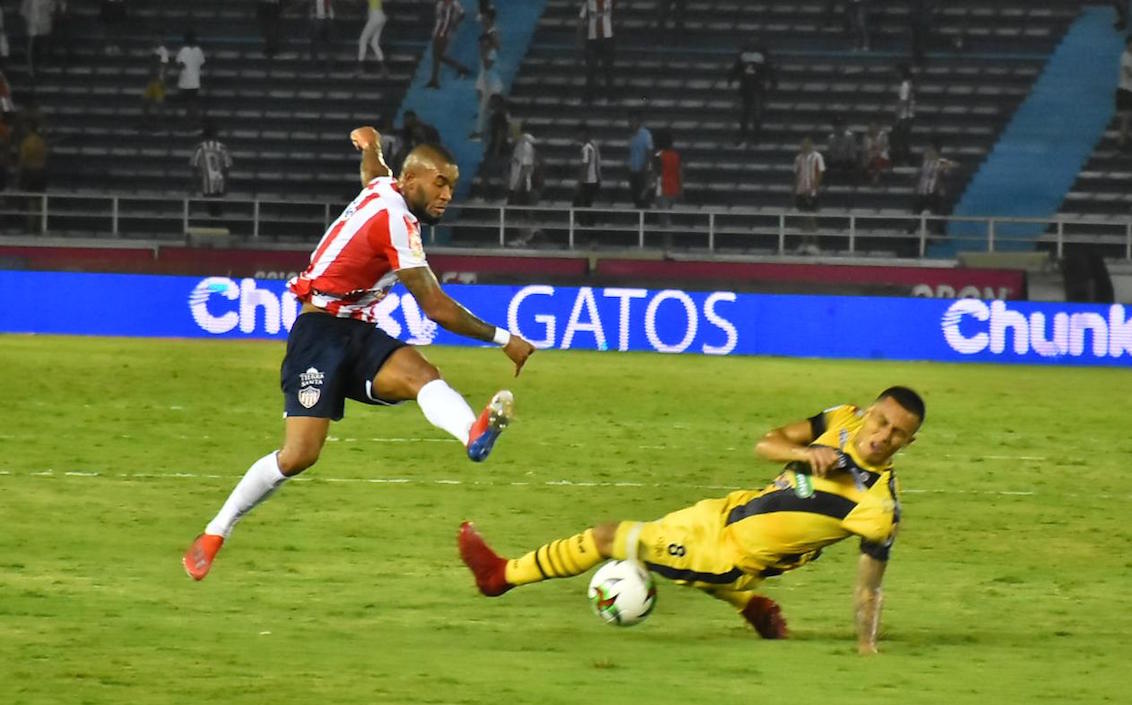 Freddy Hinestroza remata frente a la marca de Juan David Ríos.