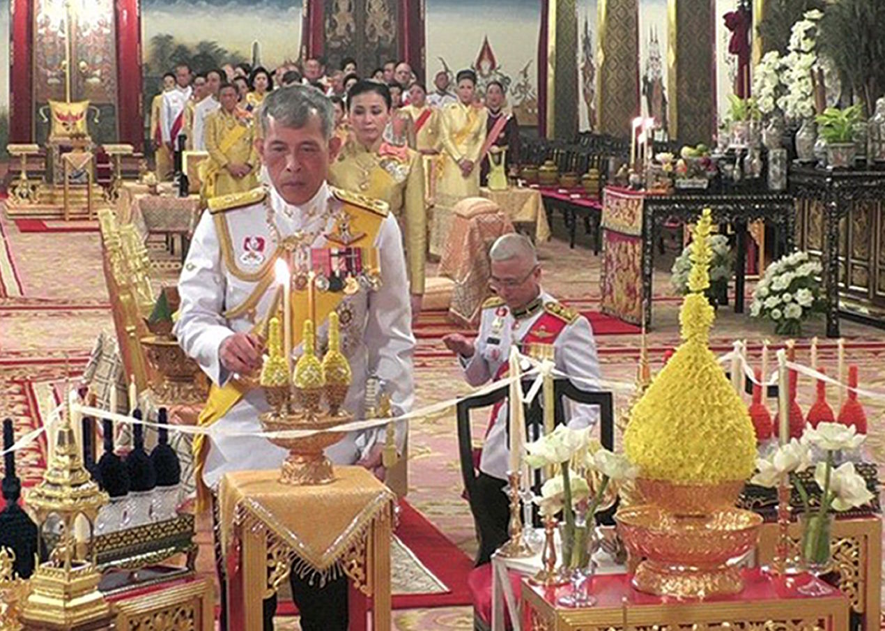  Vajiralongkorn no disfruta de la popularidad de su padre, pero desde que fue nombrado rey hasta su coronación este fin de semana, consiguió aumentar su poder cuando retrasó la firma de la Constitución para otorgarse una mayor autonomía del Consejo Real, y más tarde asumió el control de varias agencias relacionadas con la seguridad y las finanzas de la Casa Real. 