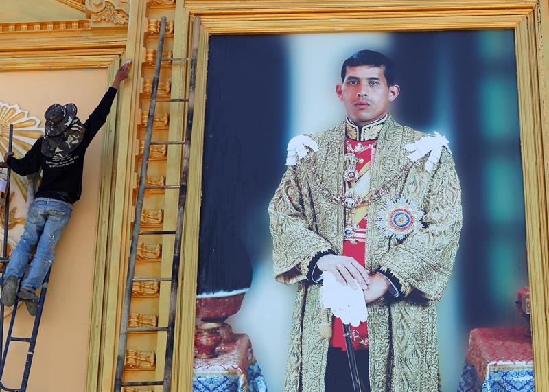 Retratos del rey y flores amarillas, color relacionado con la monarquía, decoran las avenidas cerca del Gran Palacio Real donde los rituales de entronización se alargarán hasta el lunes con un presupuesto de 1.000 millones de bat (unos 31 millones de dólares o 27,9 millones de euros).