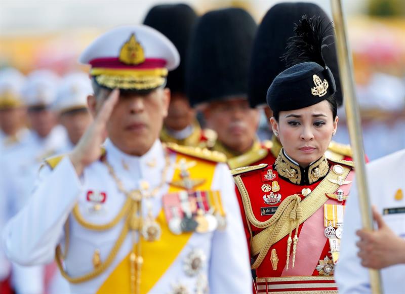 El honor y la imagen del monarca están protegidos por la ley de lesa majestad, que castiga con entre 3 y 15 años de prisión a quienes critiquen a la familia real.