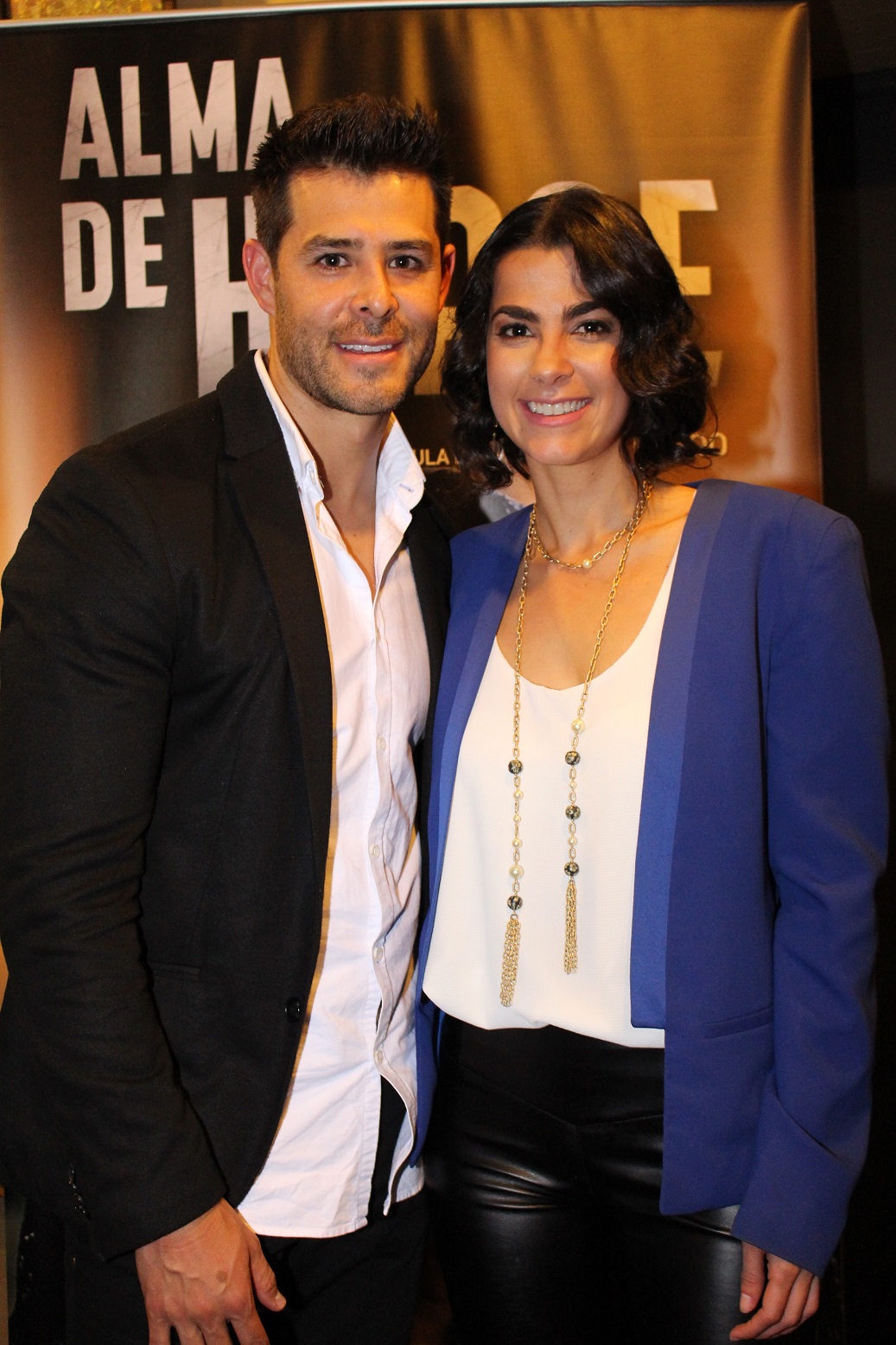 Los actores Jorge Soto y Stephanie Abello.