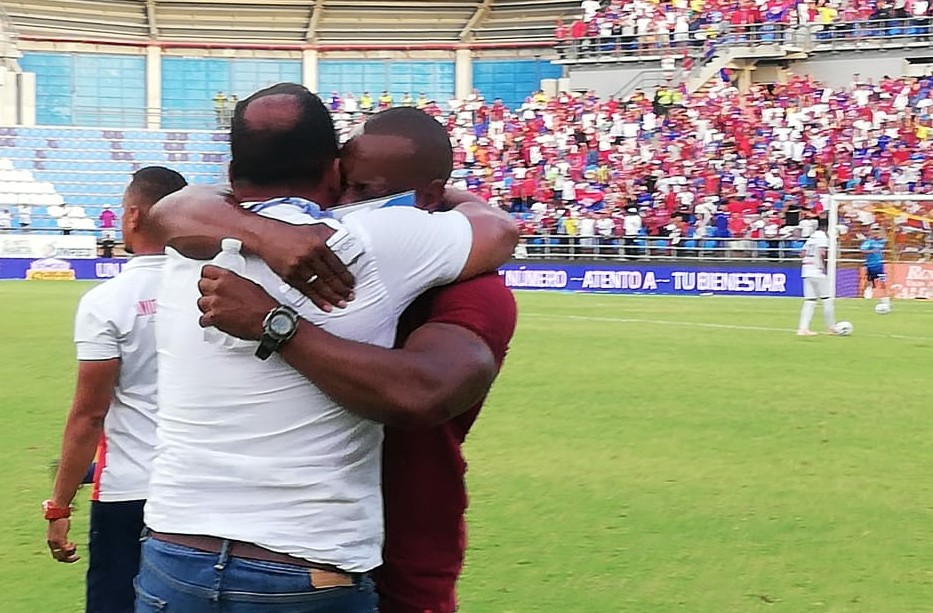 El técnico Harold Rivera abraza a Gonzalo Martínez, su asistente técnico.