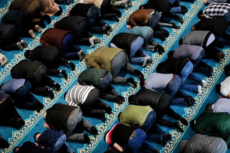  Los templos se desbordan y los fieles ocupan calles y calles para la oración estrella del ramadán, que se llama "tarawih", la que se celebra justo después de la primera comida del día. 