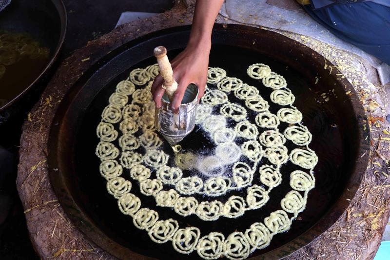  Un pastelero prepara dulces, este lunes, antes de la hora de romper el ayuno en Herat (Afganistán).