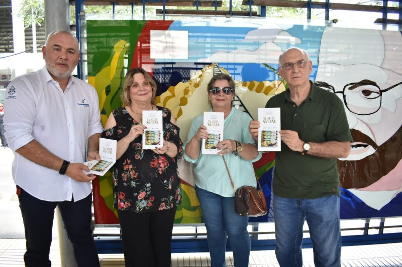 Ricardo Restrepo, gerente de Transmetro, y los familiares de Alfredo Correa de Andréis.