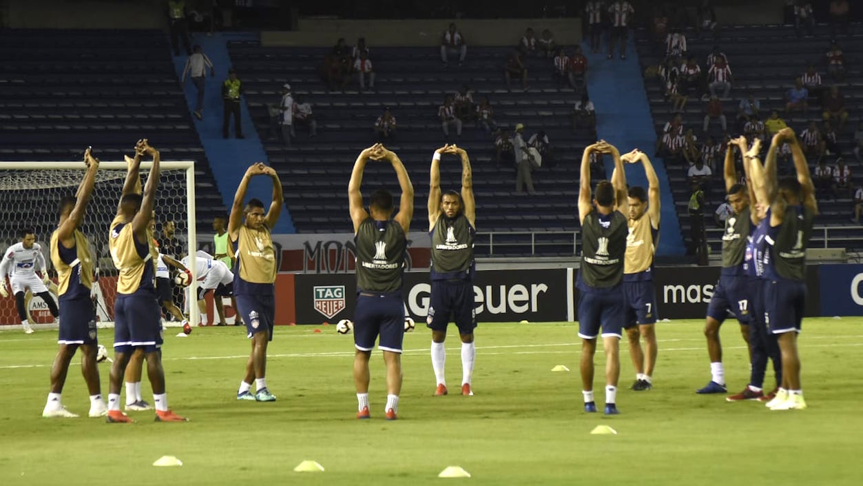 Jugadores del Junior en el calentamiento previo al partido.