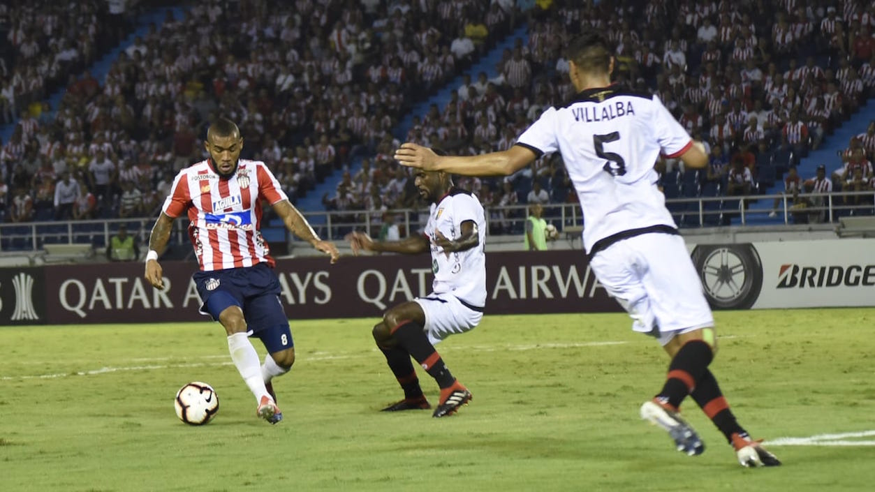 Freddy Hinestroza iniciando la ofensiva 'tiburona'.