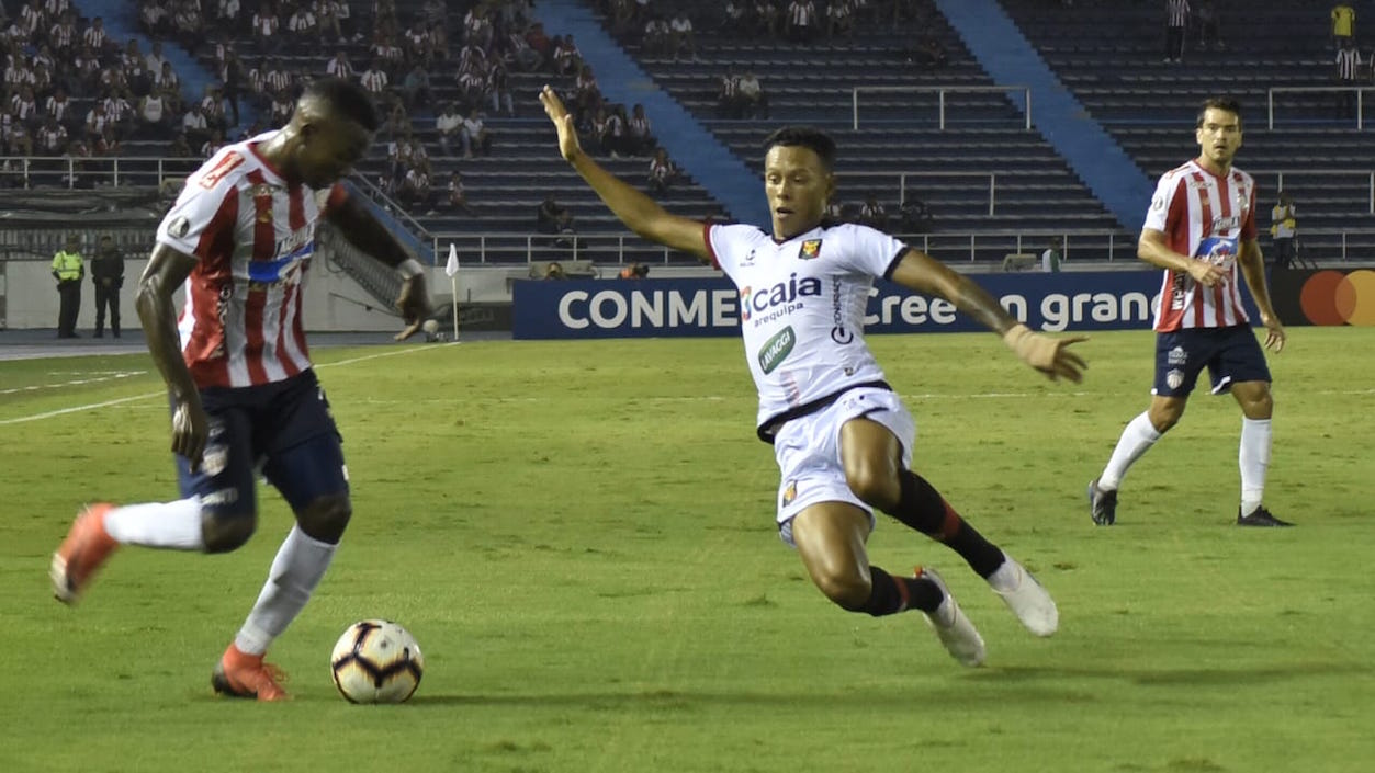 Daniel Moreno creando peligro ante los peruanos.