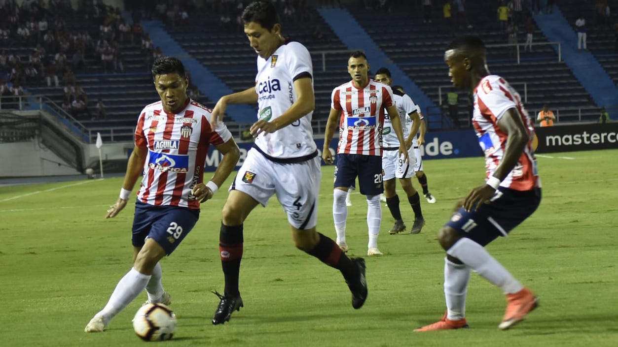 Teófilo Gutierrez y Daniel Moreno intentando superar la marca de Ángel Romero.