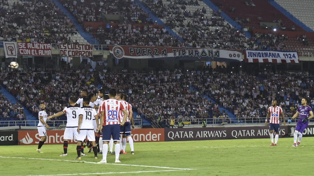 Cobro de tiro libre de Sebastián Viera que se estrelló en el palo.