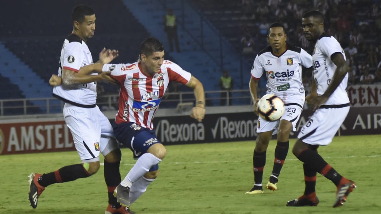 Michael Rangel creando ofensiva tras su ingreso en el segundo tiempo.