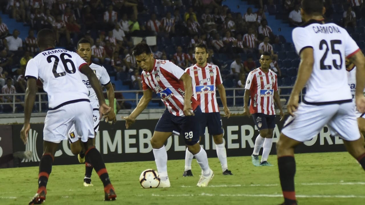 Teófilo Gutiérrez enfrentando las marcas de Christian Ramos y Giancarlo Carmona.