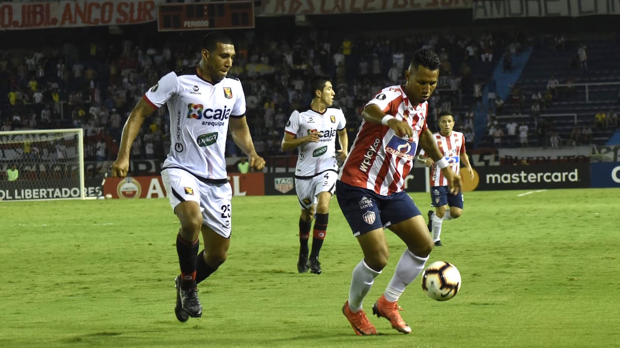 James Sánchez frente al capitán peruano Giancarlo Carmona.