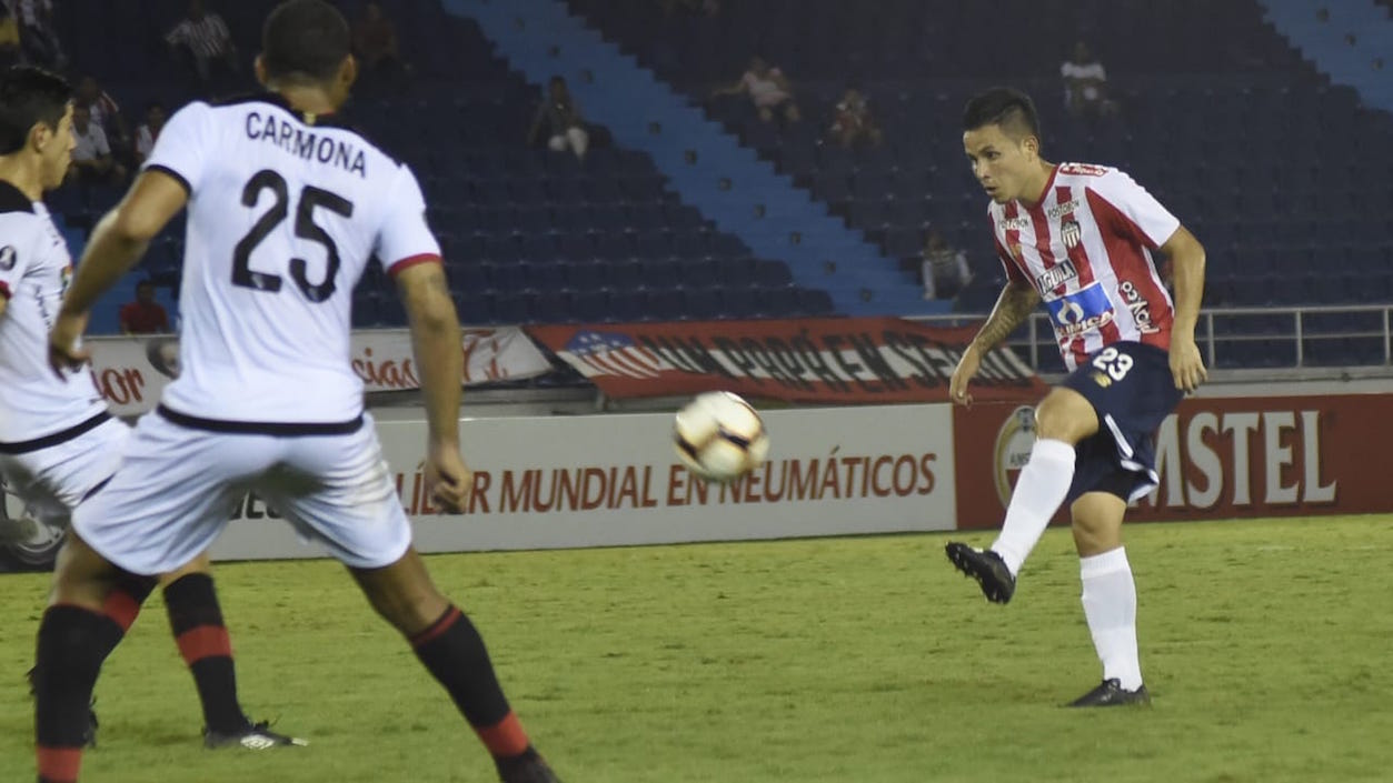 Roger Torres intentando al arco de Carlos Caceda.