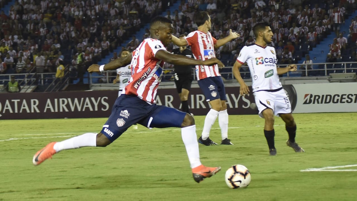 Daniel Moreno en jugada ofensiva invalidada por el árbitro.